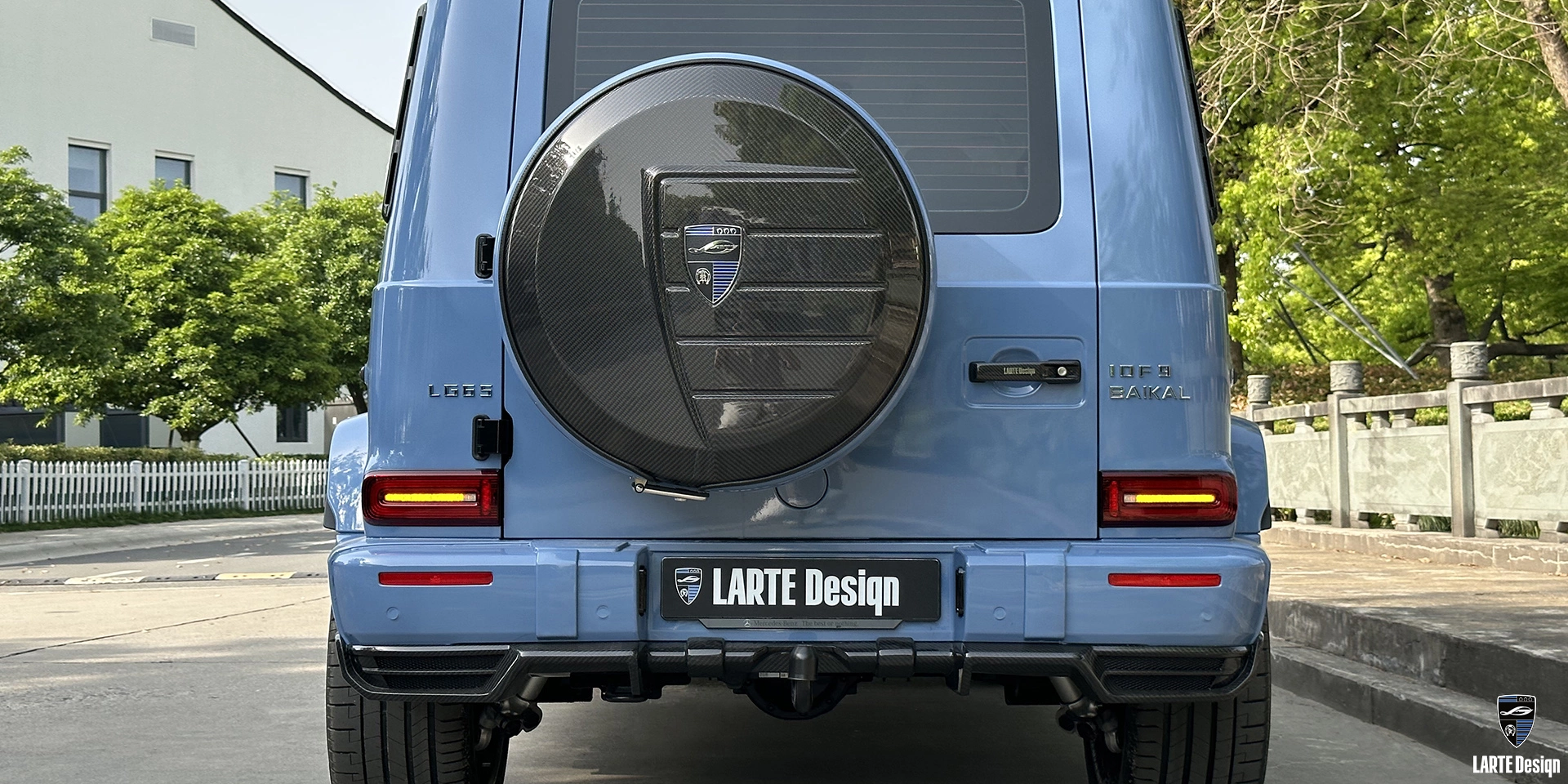 Bestellen Sie neue Abgasendrohre aus Kohlefaser für Mercedes-Benz G-Klasse G500 W463 in einer blauen Verklebung 2021