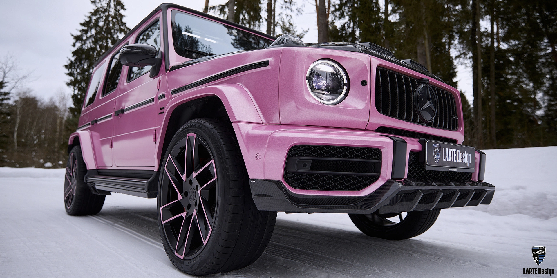 Kaufen Sie einen Frontstoßstangen-Spatsatz aus Kohlefaser für Mercedes-Benz G-Klasse G400d W463 in einer Folie in Pink 2022