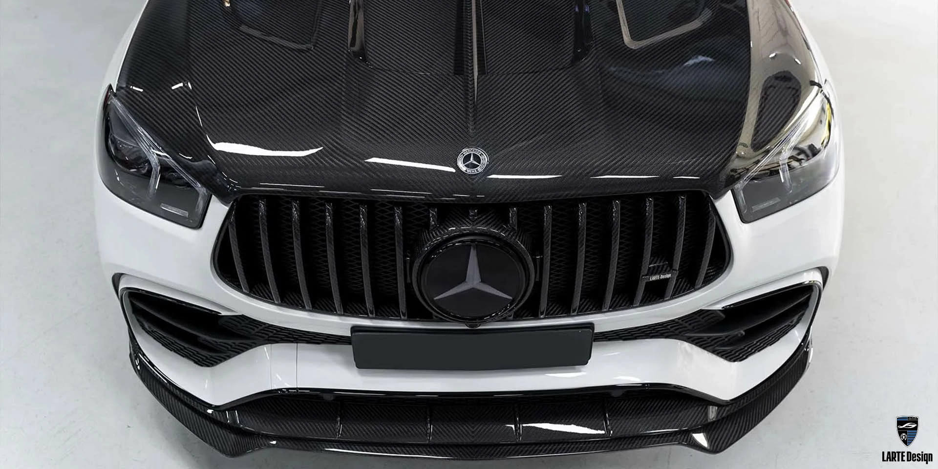 Bestellen Sie einen Kohlefaser-Kühlergrill-Zierstreifen für Mercedes-AMG GLE 63S 4MATIC V167 MANUFAKTUR Diamantweiß metallic