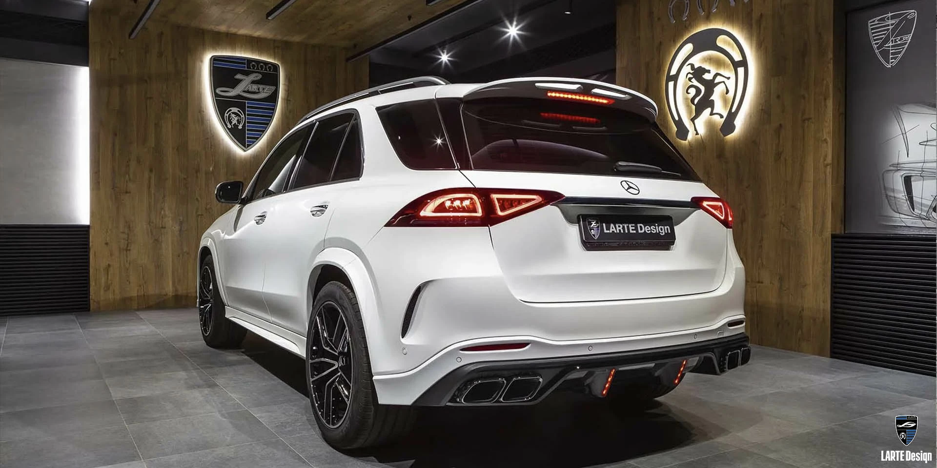 Kaufen Sie einen Kohlefaser-Heckschürzendiffusor für Mercedes-AMG GLE 63S 4MATIC V167 MANUFAKTUR Diamantweiß metallic.