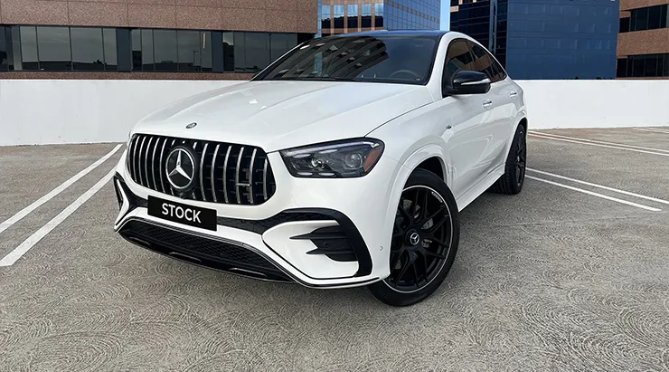 Schrägansicht von vorne auf einen Mercedes GLE Coupe 53 C167 Facelift mit Karosserie-Kit für ein individuelles Erscheinungsbild