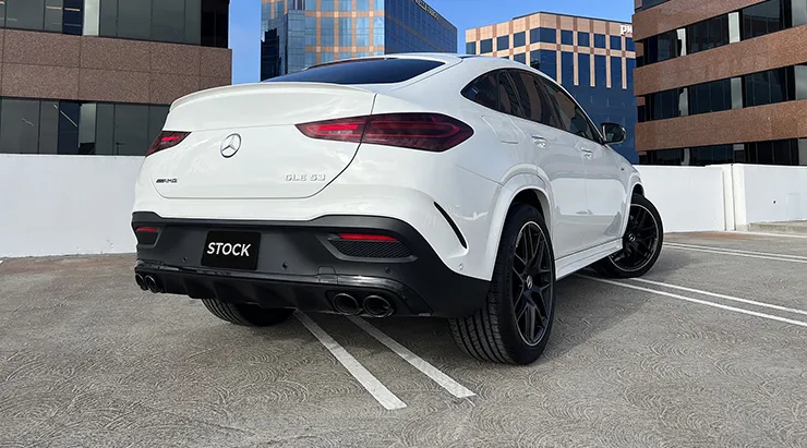 Schrägansicht von hinten auf einen Mercedes GLE Coupe 53 C167 Facelift mit Karosserie-Kit für ein individuelles Erscheinungsbild