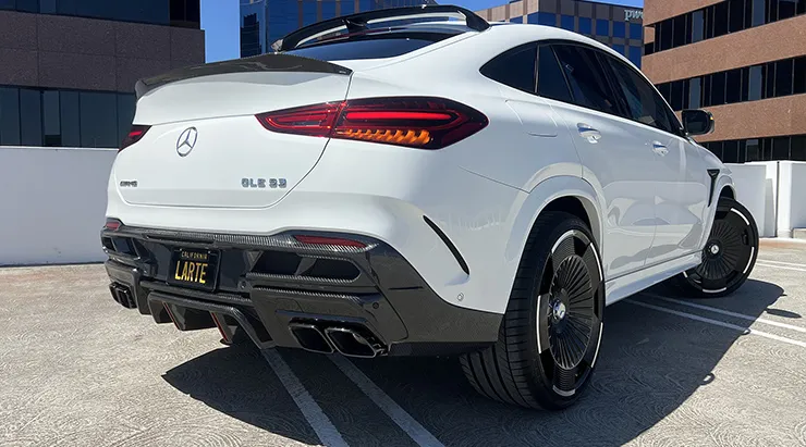 Schrägansicht von hinten auf einen Mercedes GLE Coupe 53 C167 Facelift mit Karosserie-Kit für ein individuelles Erscheinungsbild