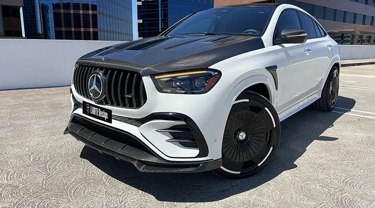 Schrägansicht von vorne auf einen Mercedes GLE Coupe 53 C167 Facelift mit Karosserie-Kit für ein individuelles Erscheinungsbild