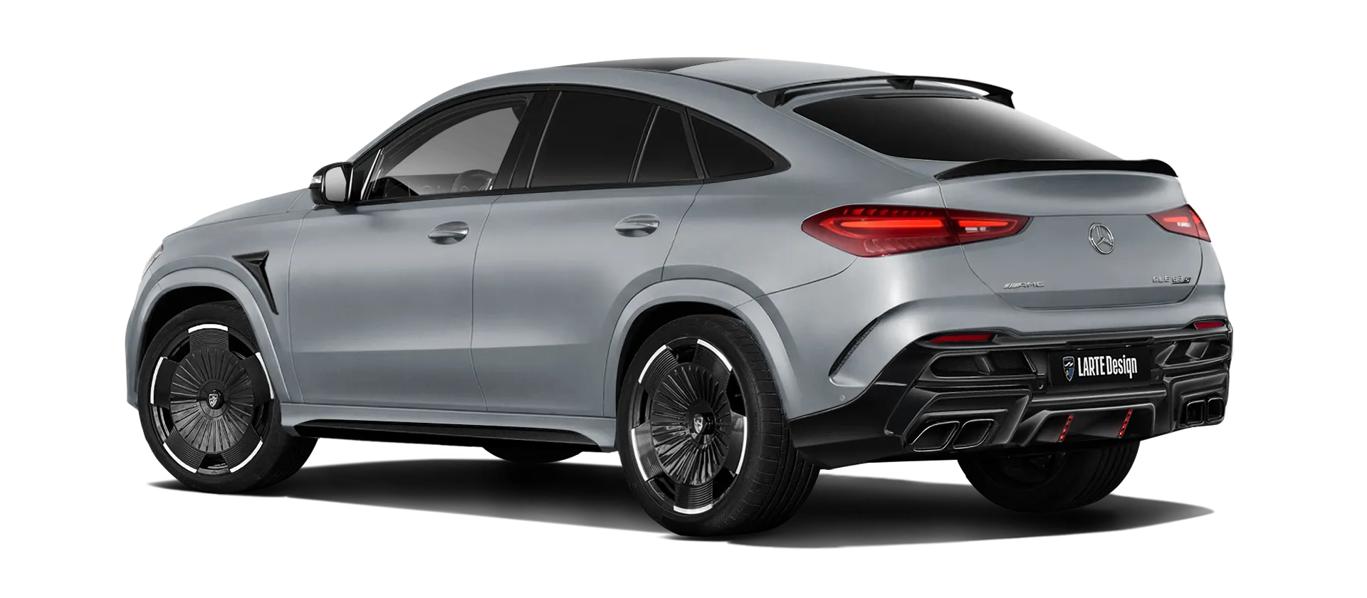 MERCEDES GLE COUPE 63 С167 FACELIFT 2023 - 2026 mit lackiertem Karosserie-Kit: Rückansicht in High Tech Silver Magno