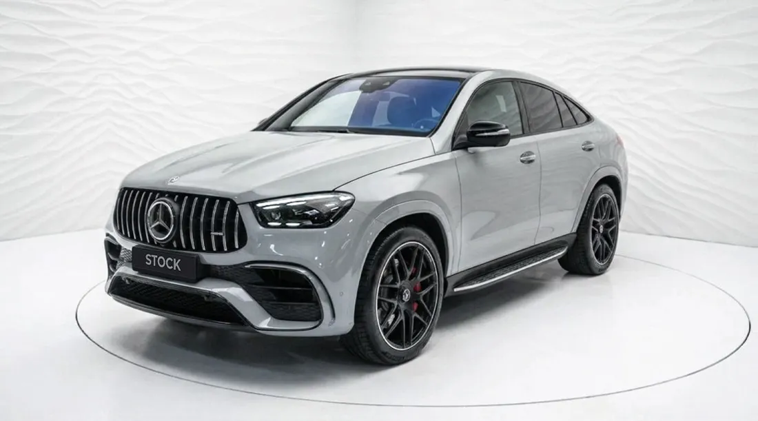 Schrägansicht von vorne auf einen MERCEDES GLE COUPE 63 С167 FACELIFT 2023 - 2026 mit Karosserie-Kit für ein individuelles Erscheinungsbild