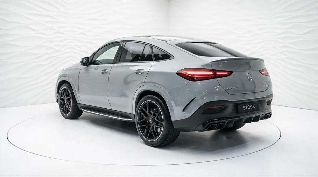 Schrägansicht von hinten auf einen MERCEDES GLE COUPE 63 С167 FACELIFT 2023 - 2026 mit Karosserie-Kit für ein individuelles Erscheinungsbild