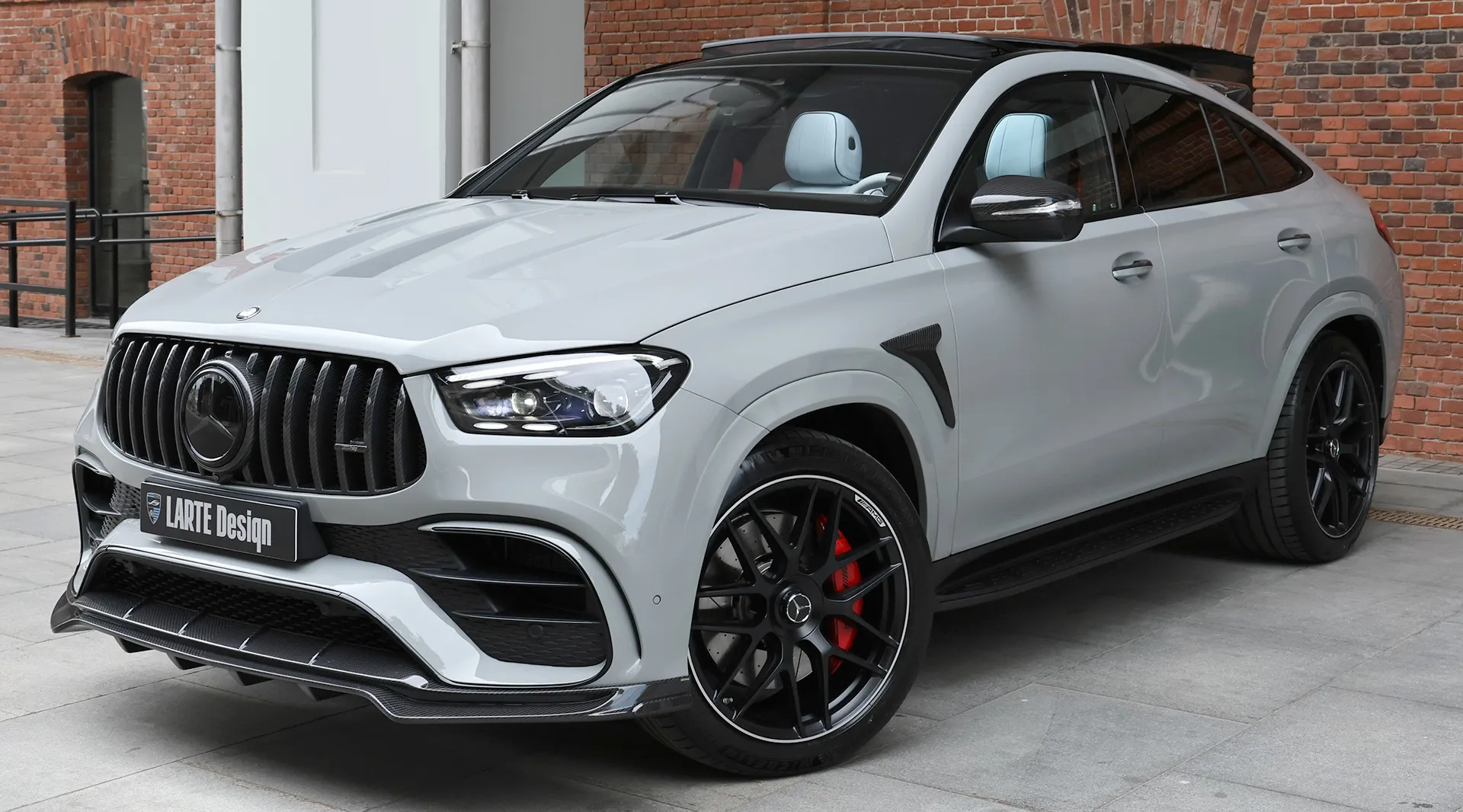 Schrägansicht von vorne auf einen MERCEDES GLE COUPE 63 С167 FACELIFT 2023 - 2026 mit Karosserie-Kit für ein individuelles Erscheinungsbild