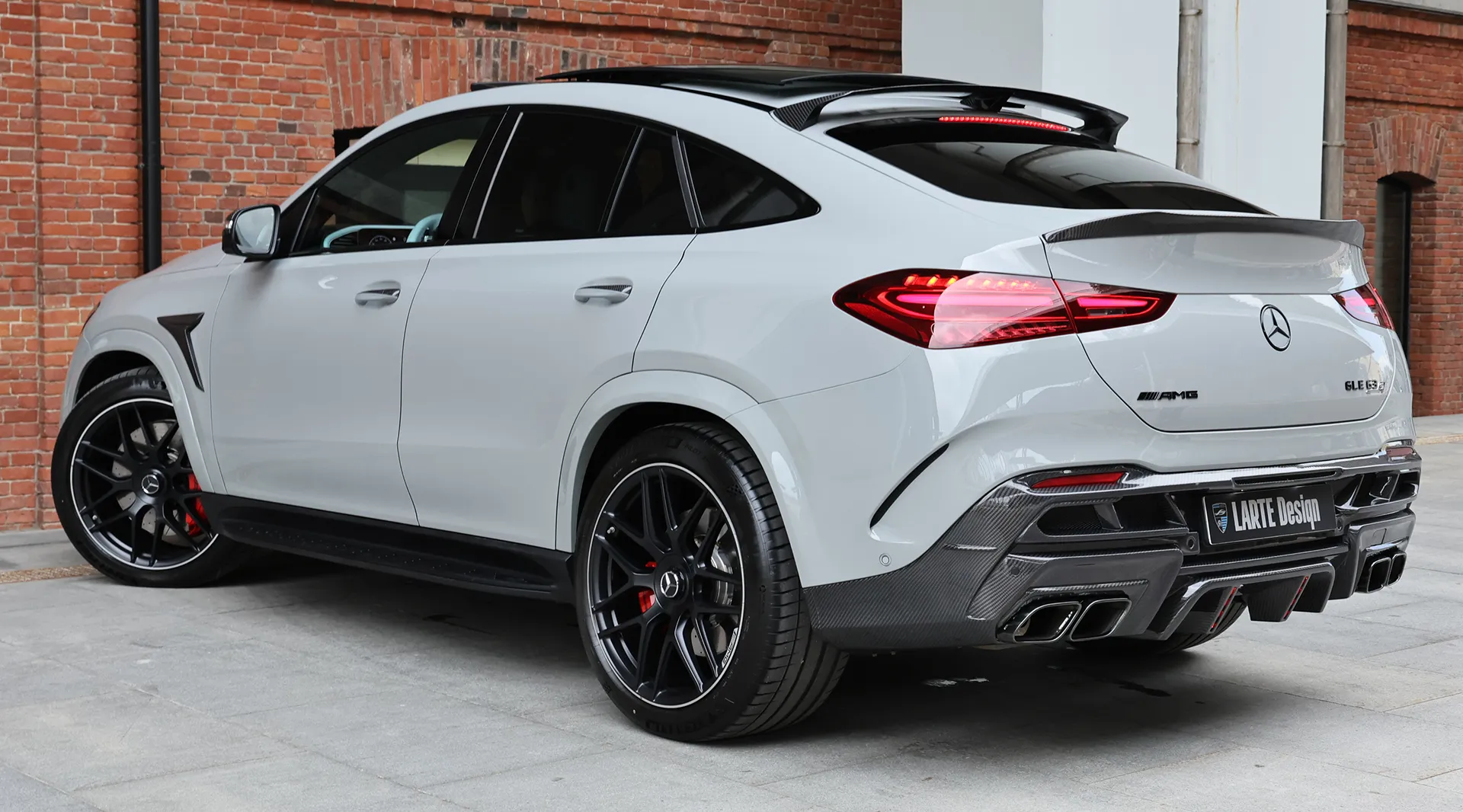 Schrägansicht von hinten auf einen MERCEDES GLE COUPE 63 С167 FACELIFT 2023 - 2026 mit Karosserie-Kit für ein individuelles Erscheinungsbild
