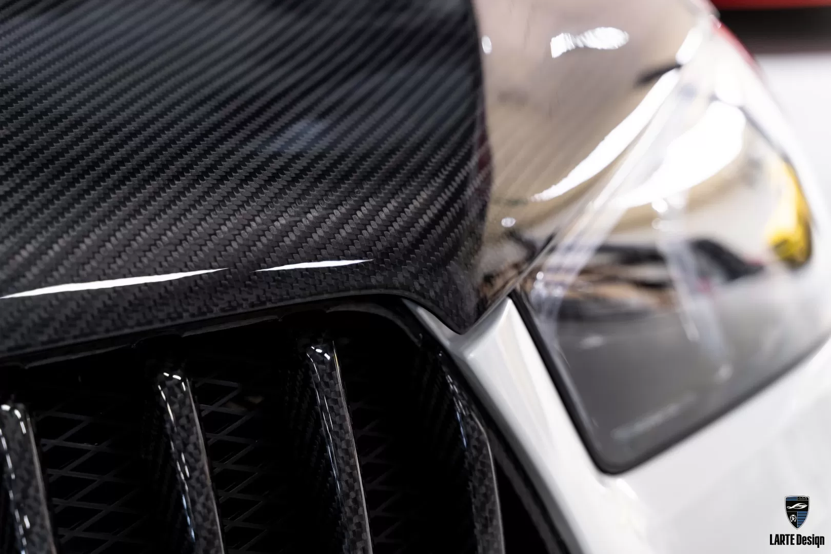 Perfect fit of carbon hood and grille trim on Mercedes Benz AMG GLE Coupe 63 by LARTE Design