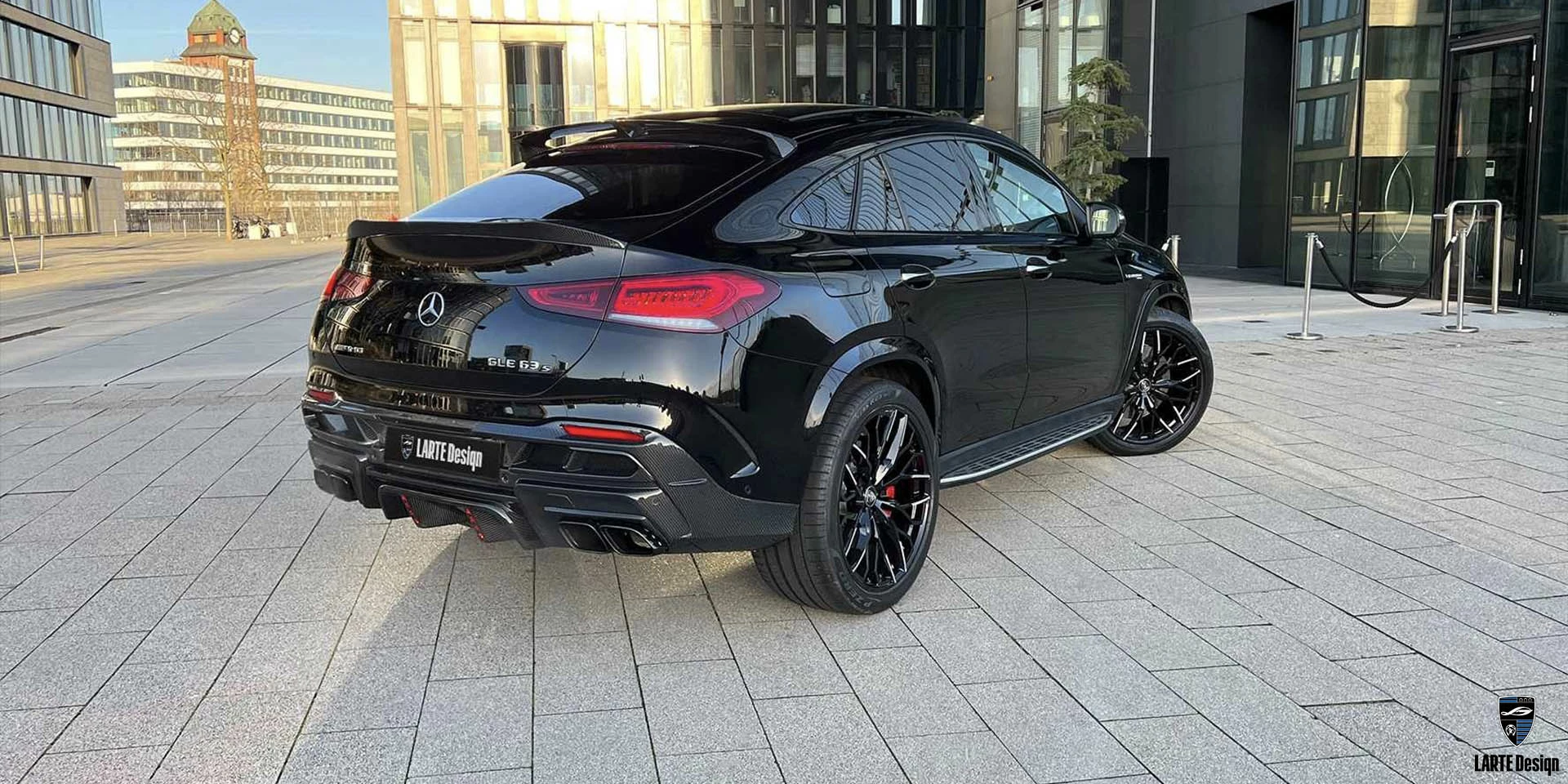 Installation eines individuellen Body Kits für Mercedes-Benz GLE Coupe 63 S 4MATIC+ С167 Obsidian Schwarz metallic