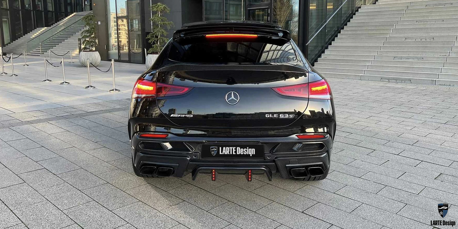 Bestellen Sie den Heckschürzendiffusor mit Bremslicht für Mercedes-Benz GLE Coupe 63 S 4MATIC+ С167 in Obsidianschwarz metallic