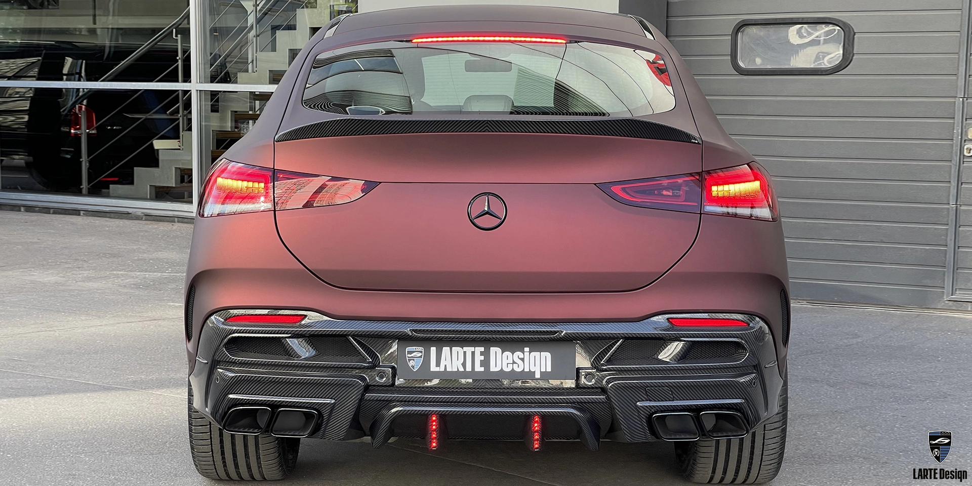 Bestellen Sie neue Kohlefaser-Auspuffblenden für Mercedes-Benz GLE Coupe 53 4MATIC+ C292 mit lila Folierung