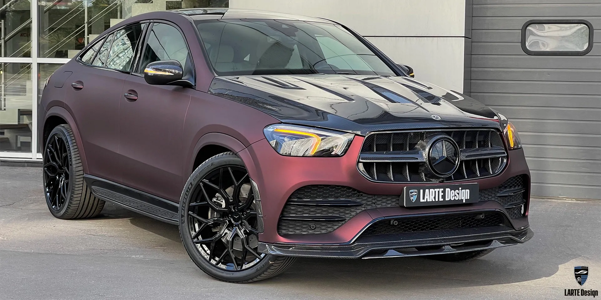 Kaufen Sie ein individuelles Kohlefaser-Karosserie-Kit für den Mercedes-Benz GLE Coupe 53 4MATIC+ С167 mit lila Folierung 2025