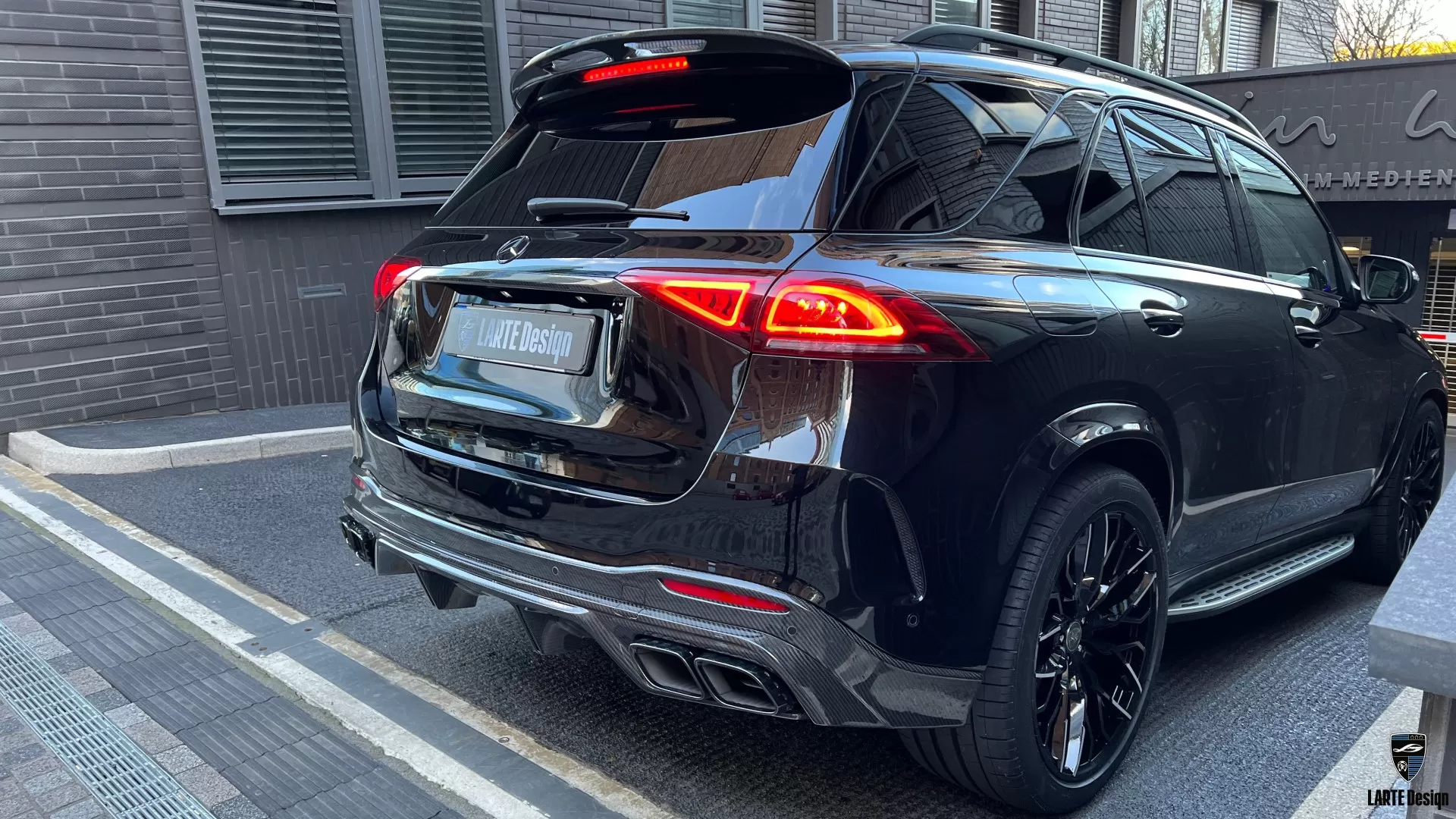 Carbon roof spoiler for Mercedes GLE V167 by LARTE Design