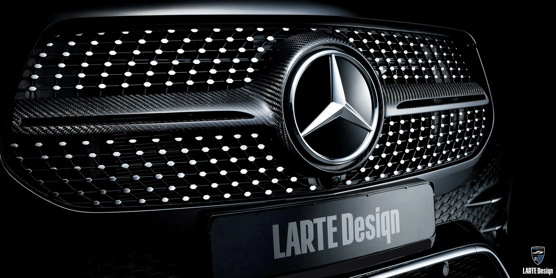 Kaufen Sie eine individuelle Kühlergrill-Zierleiste aus Kohlefaser für den Mercedes-Benz GLE 350 d 4MATIC Sport in Obsidianschwarz metallic 2024