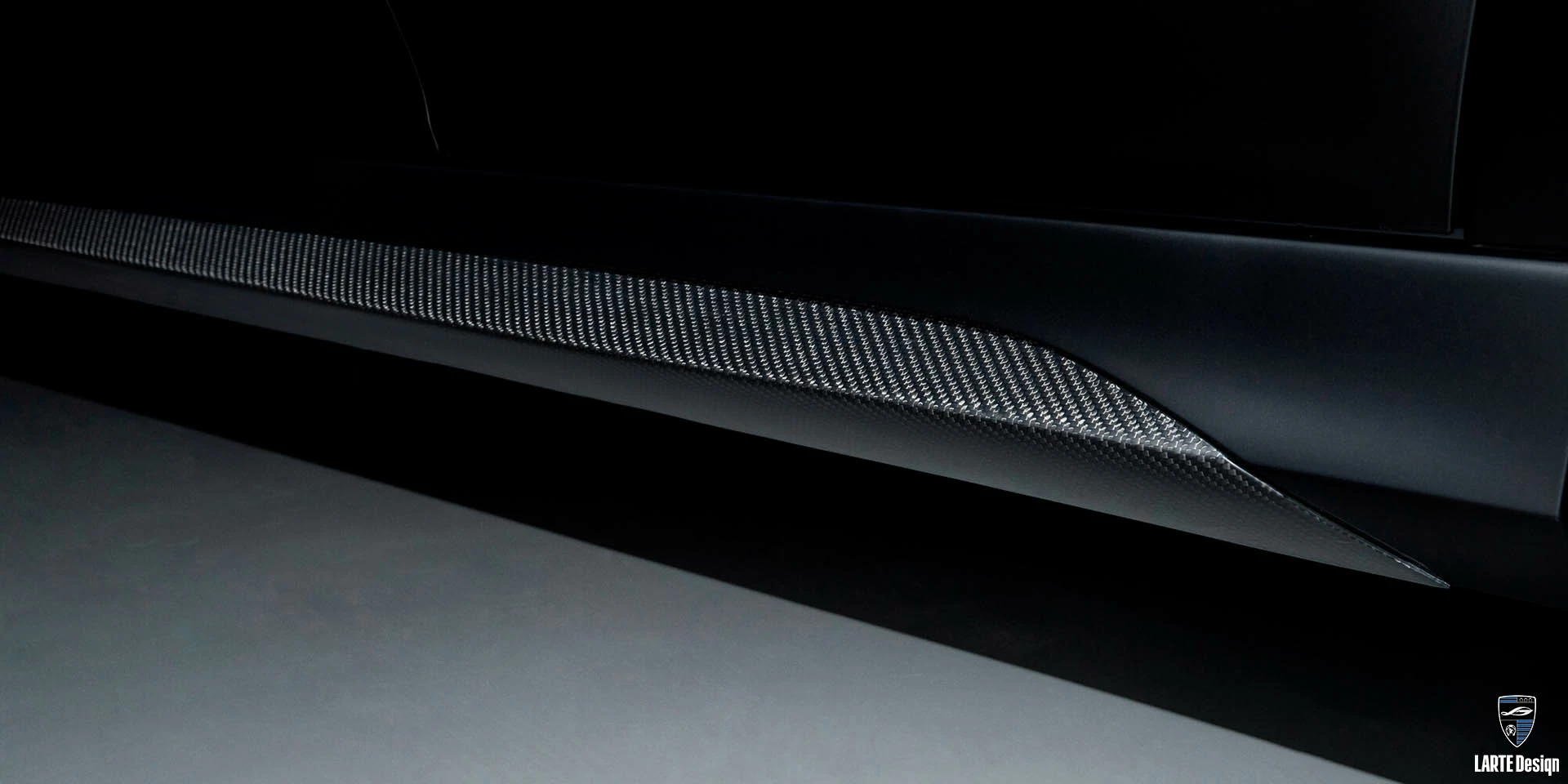 Kaufen Sie individuelle Seitenschweller aus Kohlefaser für den Mercedes-Benz GLE 350 d 4MATIC Sport in Obsidianschwarz metallic 2022