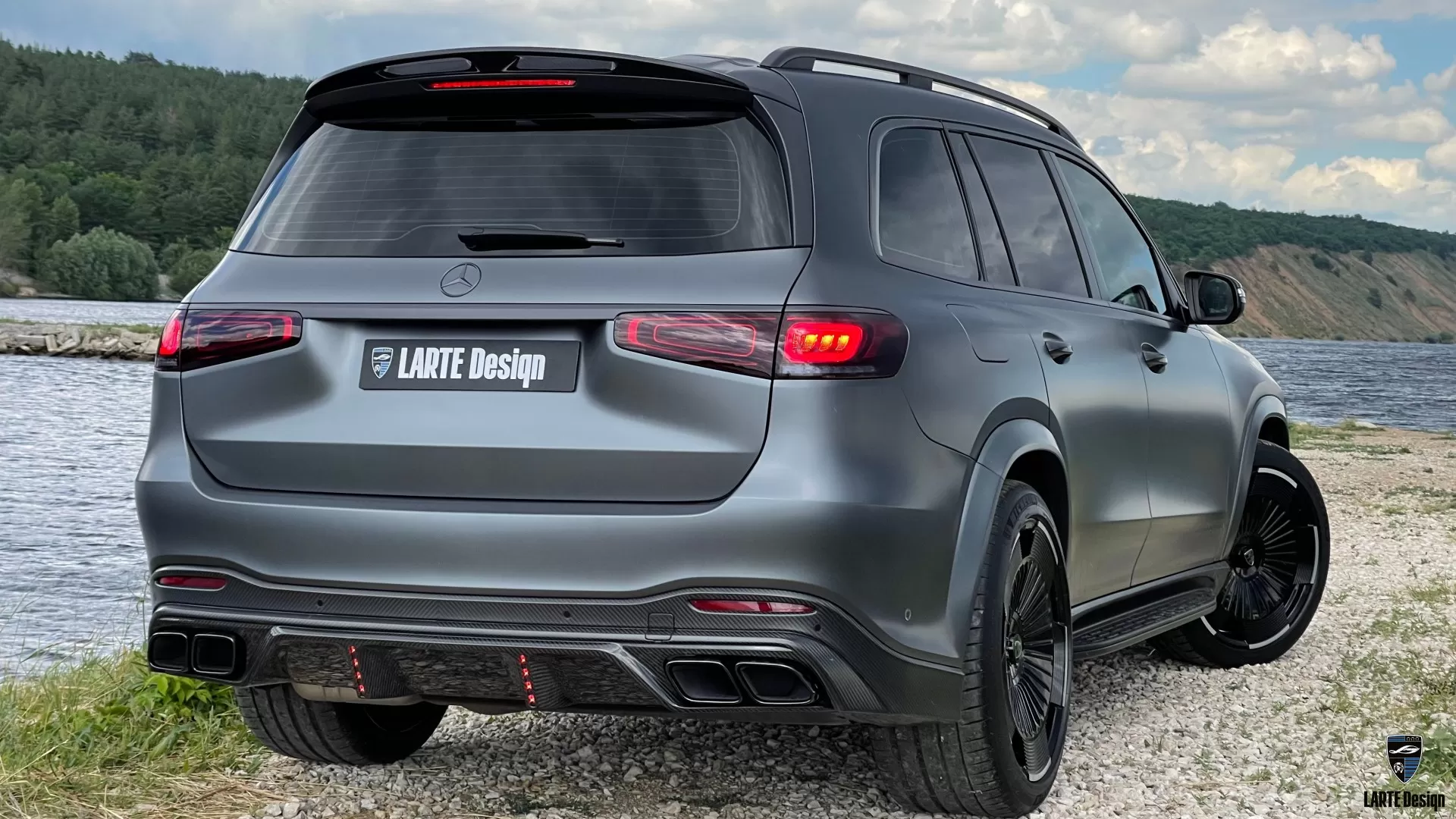 Carbon rear diffuser for Mercedes Benz GLS X167 by LARTE Design