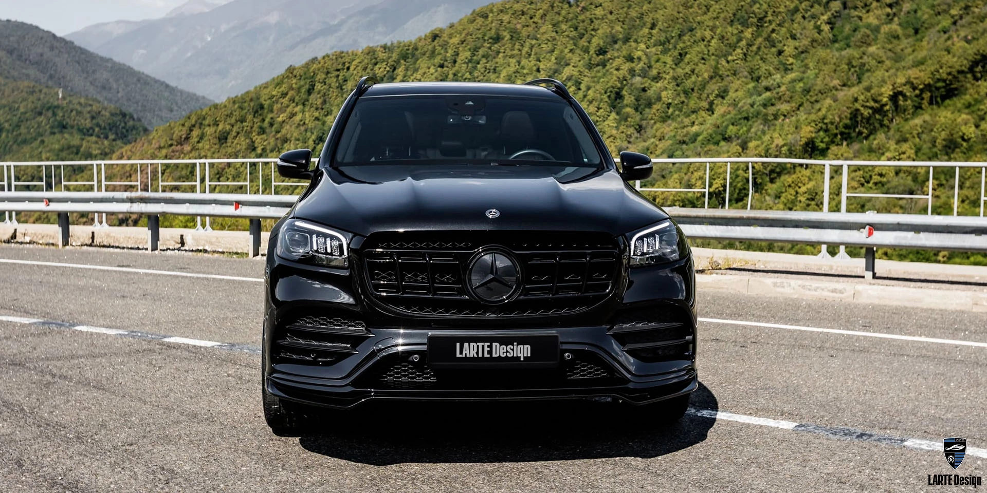 Einbau eines maßgeschneiderten Karosserie-Kits für Mercedes Benz GLS 450 4MATIC Premium Plus Х166 obsidianschwarz