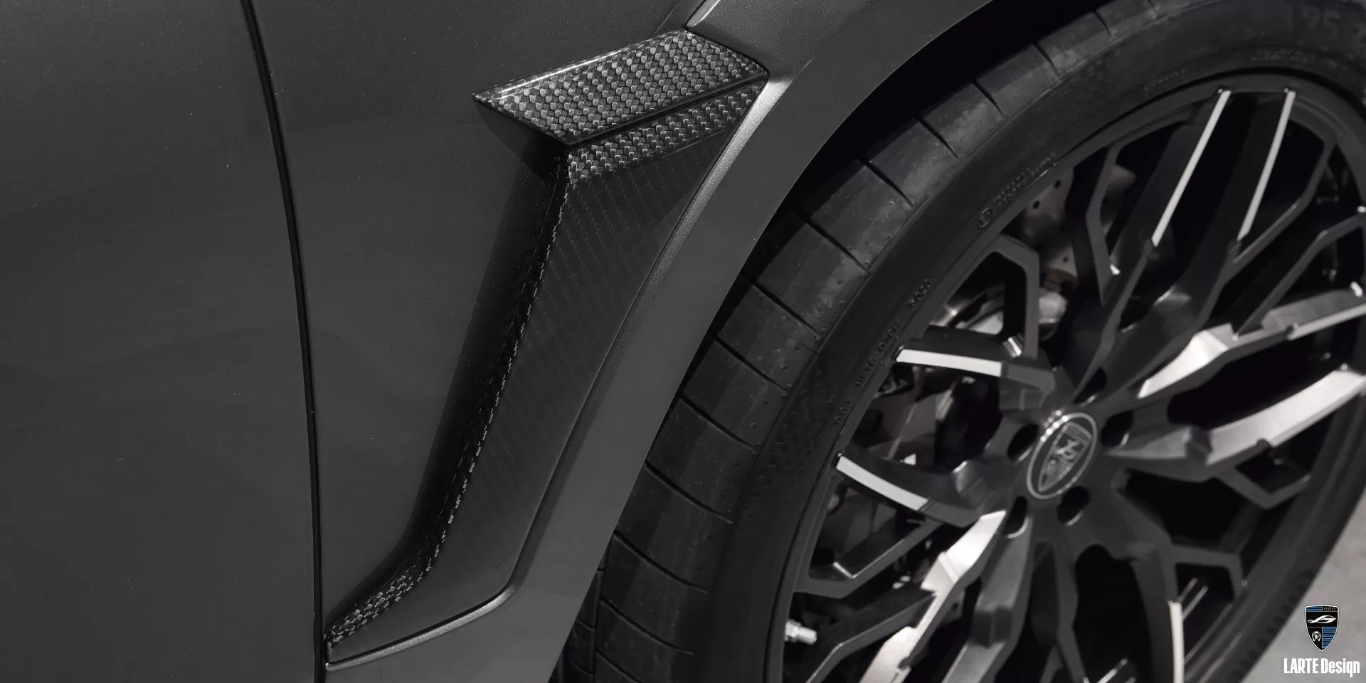 Carbon inserts in arch extensions for Mercedes GLS AMG 63 X167 from LARTE Design