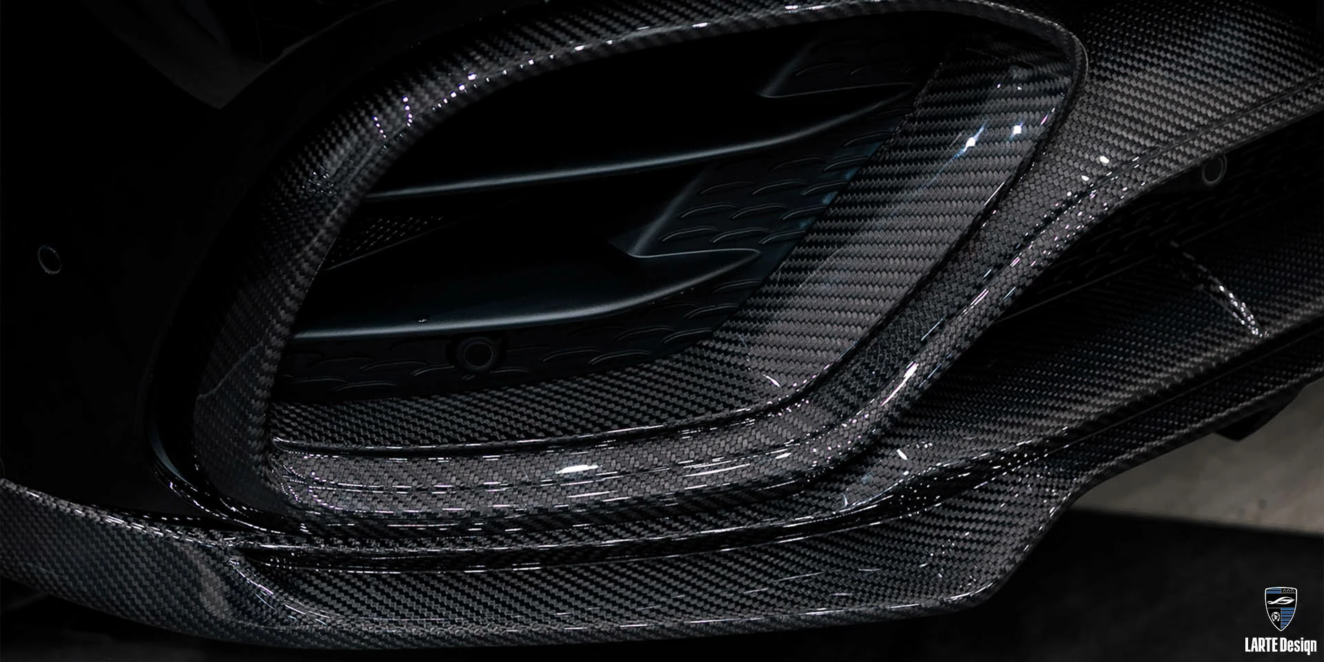 Kaufen Sie eine Carbon-Faser-Auflage für den Mercedes Benz GLS 63 AMG 4MATIC+ Х167 M 177 DE 40 AL obsidianschwarz metallic