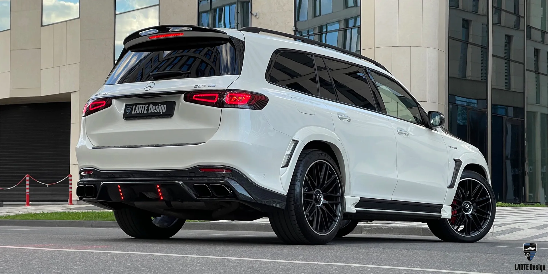 Kaufe einen Carbon-Faser-Heckschürzendiffusor für den Mercedes Benz AMG GLS 63 4MATIC+ Х167 MANUFAKTUR Diamantweiß metallic