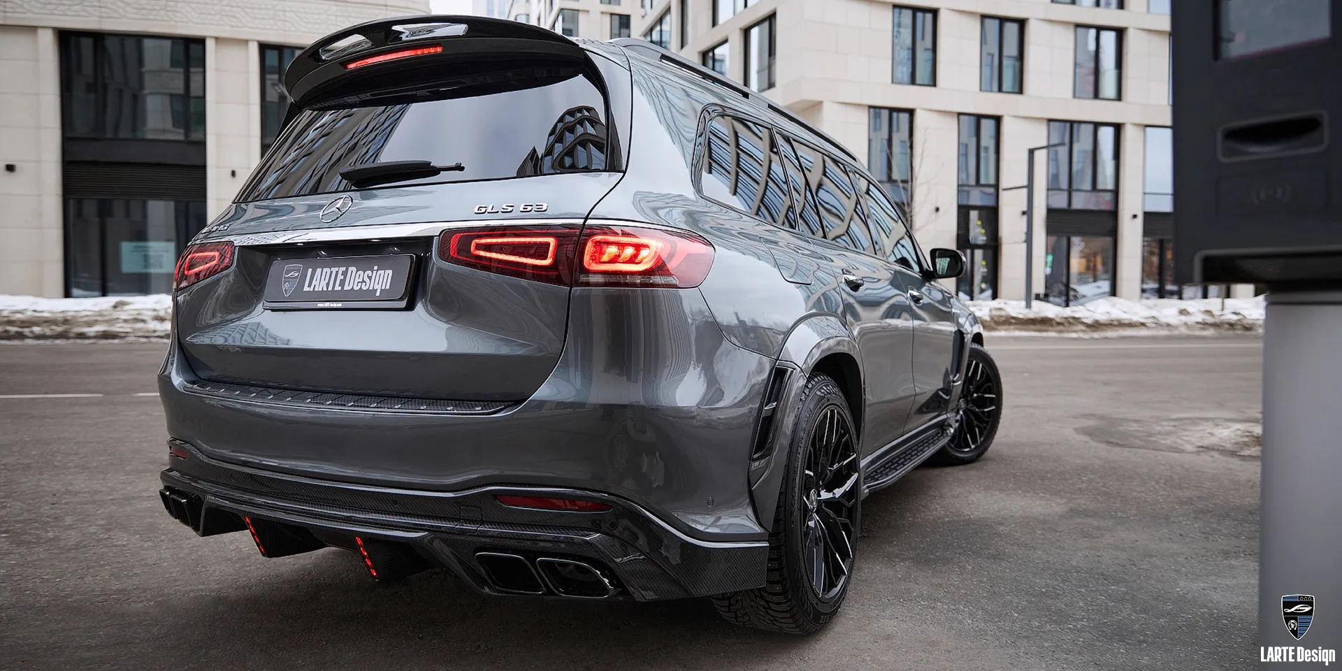 Bestellen Sie neue Kohlefaser-Auspuffblenden für den Mercedes-Benz AMG GLS 63 4MATIC+ Х167 Selenitgrau metallic 2023