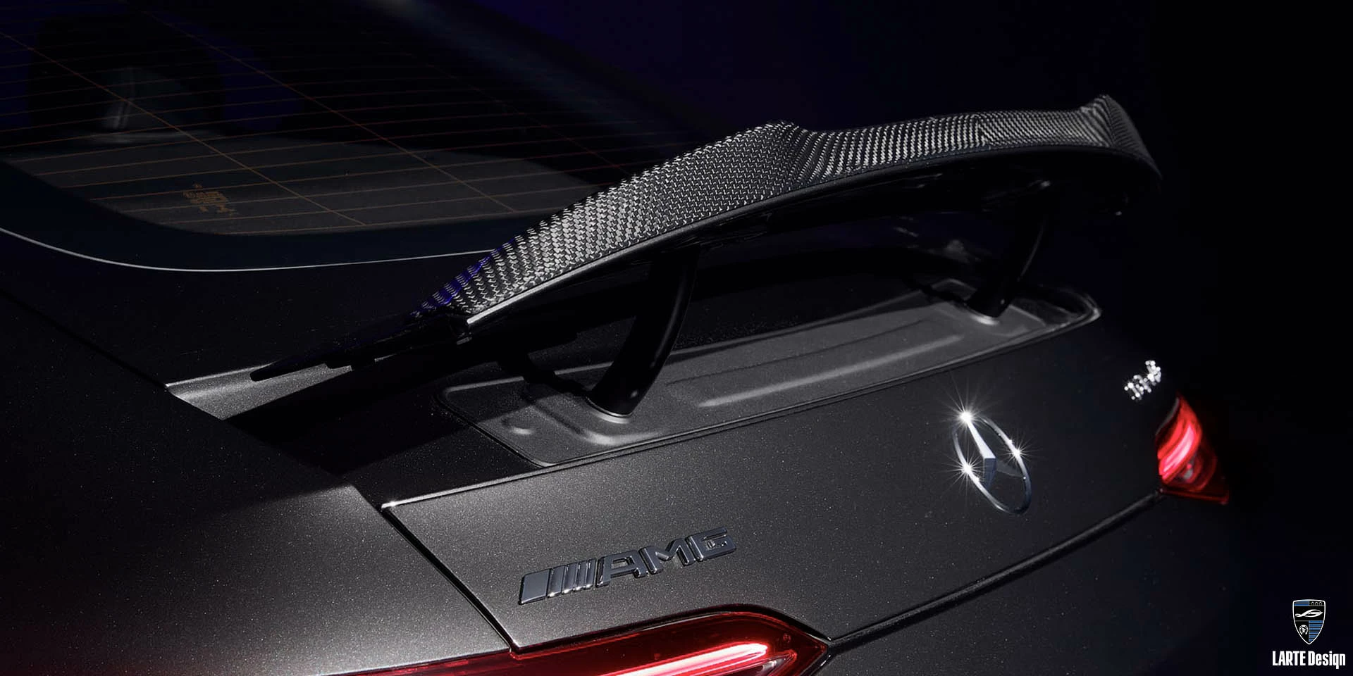 Kaufen Sie einen Kohlefaser-Spoiler für Mercedes-AMG GT 43 4MATIC+ X290 M 256 E30 DEH LA GR MANUFAKTUR in Graphitgrau Magno