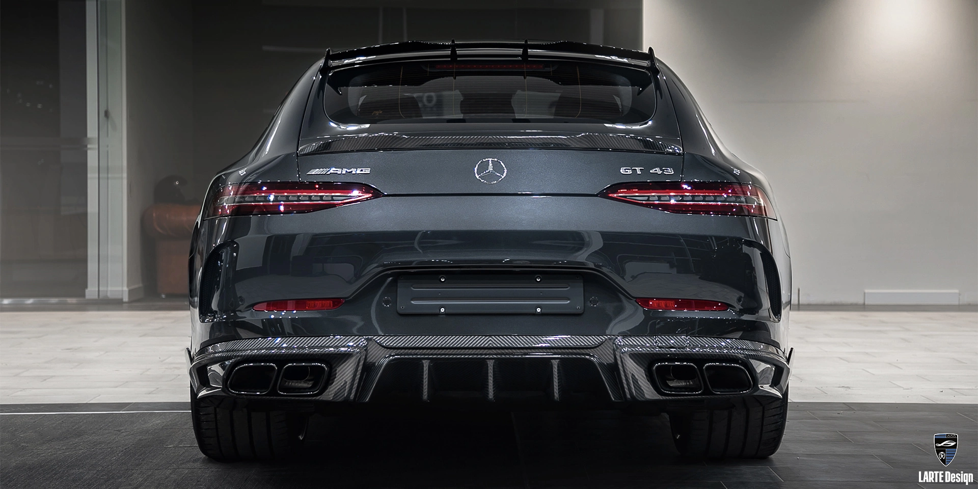Installation des Karosseriebausatzes aus Kohlefaser für Mercedes-AMG GT 43 4MATIC X290 in Obsidianschwarz Metallic 2023