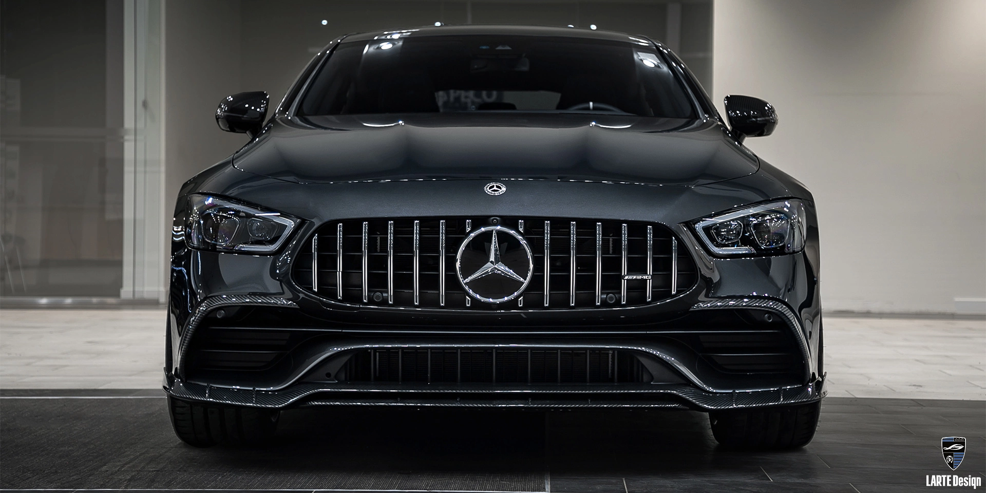 Bestellen Sie Tuning-Kits aus Kohlefaser für Mercedes-AMG GT 43 4MATIC X290 in Obsidianschwarz Metallic 2022