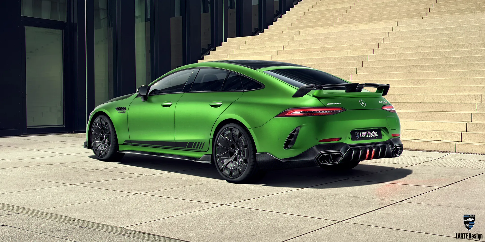 Seitenprofil des Mercedes AMG GT 63 mit schlankem Bodykit und Seitenschwellern