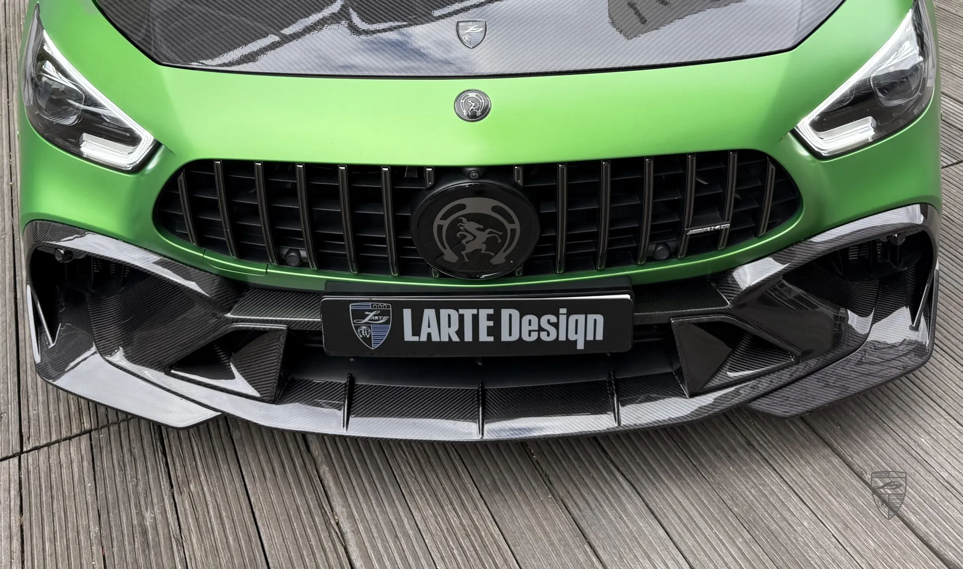 Carbon-Frontstoßstange Einsatz Mitte Upgrade für den Luxuswagen Mercedes GT 63s AMG von LARTE Design