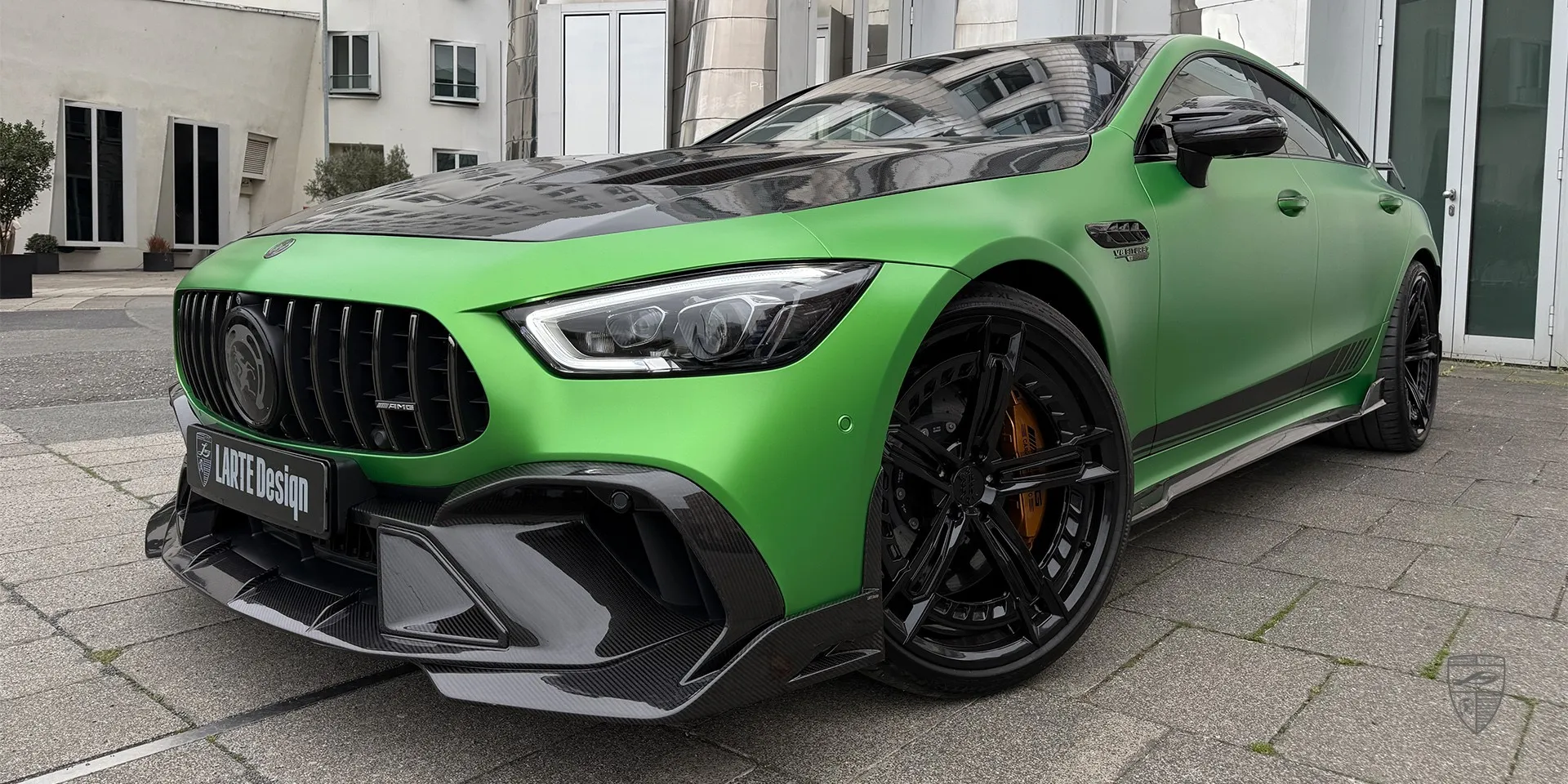 Carbon-Frontstoßstange GT 63 – Detaillierte Ansicht mit Splitter und Lufteinlässen