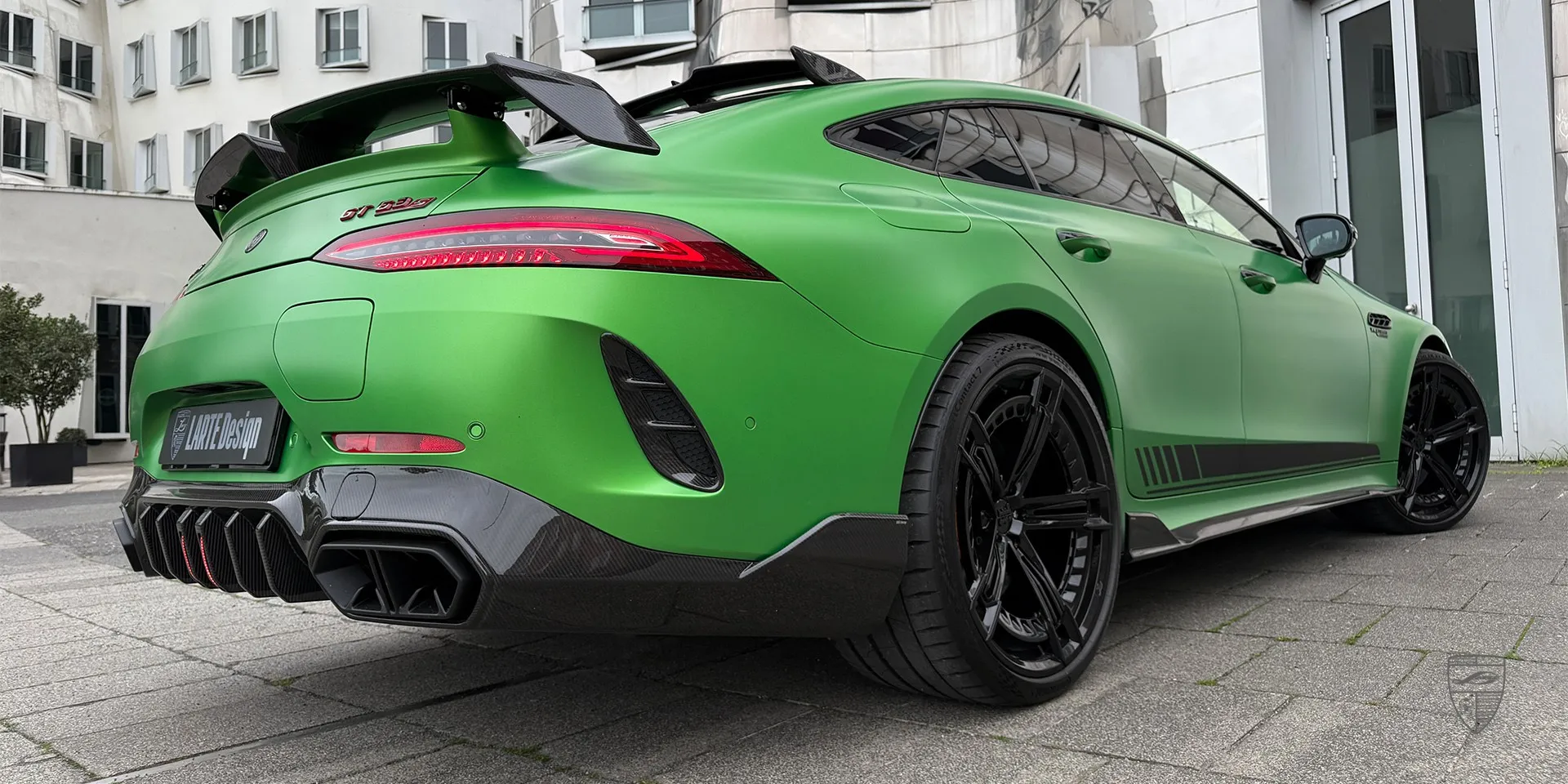 Heckdiffusor und Spoiler GT 63 – Kombinierte Ansicht, die das leistungsorientierte Heckdesign zeigt