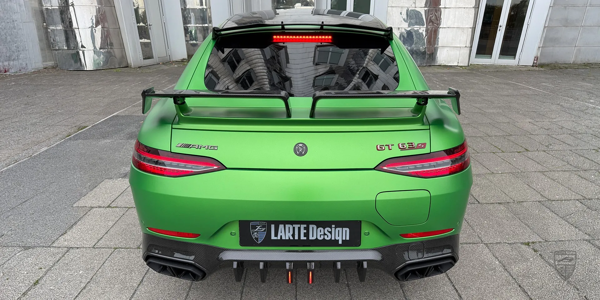 High-End-Bodykit für AMG GT 63 – Makroaufnahme der Verarbeitung und Carbon-Kantenbearbeitung