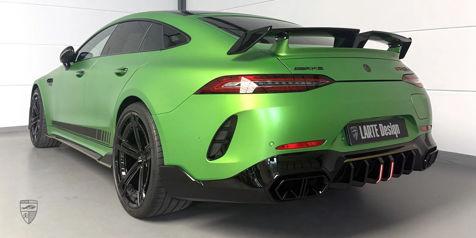 Maßgeschneiderter Green Hell Mercedes AMG GT 63s X290 mit Exterieurpaket und Luxus-Coupé-Stil