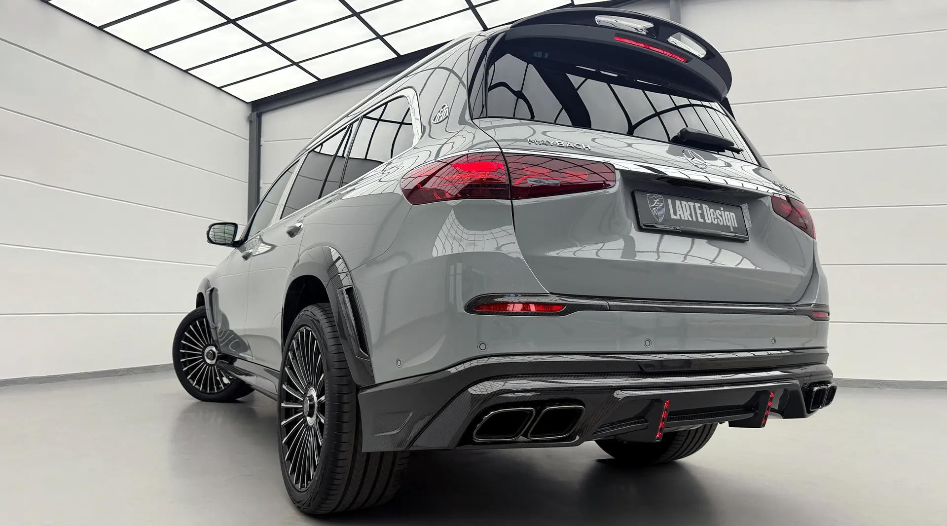 Schrägansicht von hinten auf einen Mercedes Maybach GLS 600 X167 Facelift mit Karosserie-Kit für ein individuelles Erscheinungsbild