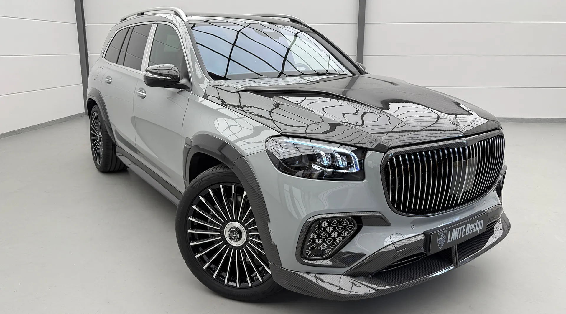 Schrägansicht von vorne auf einen Mercedes Maybach GLS 600 X167 Facelift mit Karosserie-Kit für ein individuelles Erscheinungsbild
