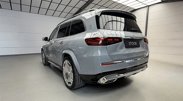 Schrägansicht von hinten auf einen Mercedes Maybach GLS 600 X167 Facelift mit Karosserie-Kit für ein individuelles Erscheinungsbild