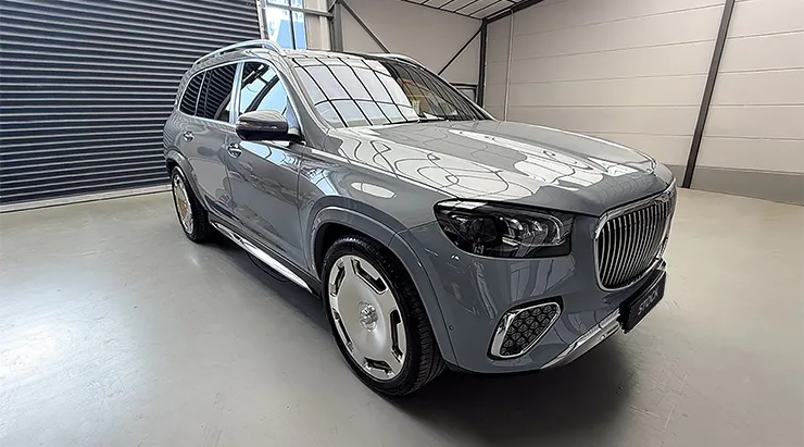 Schrägansicht von vorne auf einen Mercedes Maybach GLS 600 X167 Facelift mit Karosserie-Kit für ein individuelles Erscheinungsbild