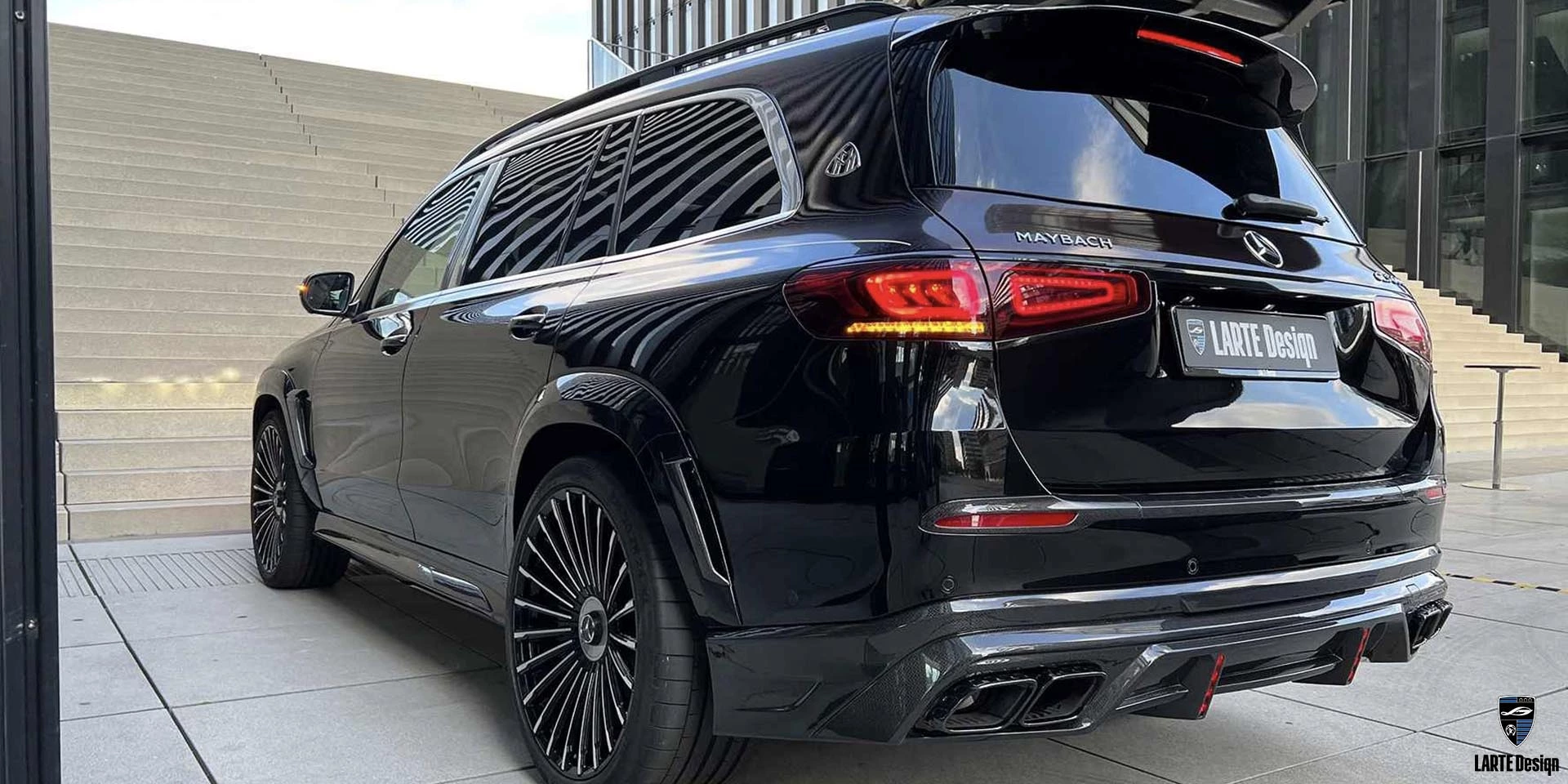 Installation eines maßgeschneiderten Karosserie-Kits für Mercedes-Maybach GLS 600 4MATIC Х167 M 176.Obsidian Schwarz Metallic