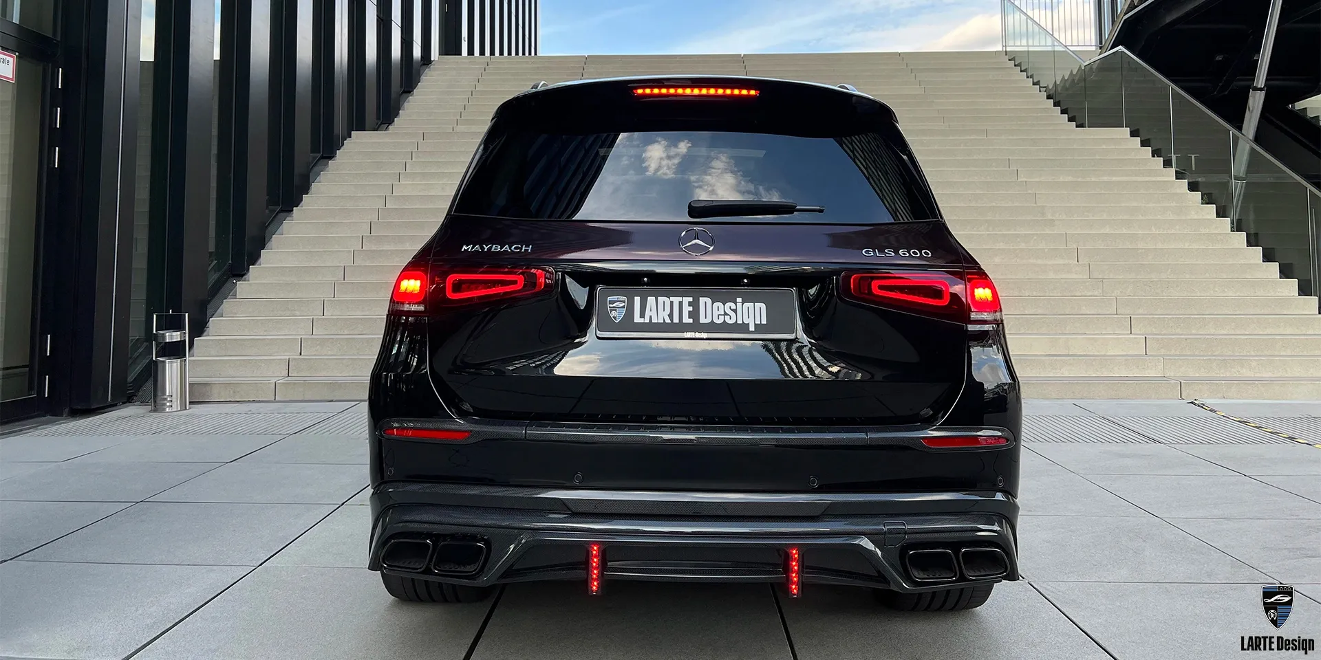 Bestellen Sie neue Kohlefaser-Auspuffblenden für den Mercedes-Maybach GLS 600 4MATIC Х167 M 176 in Obsidian Schwarz Metallic 2025