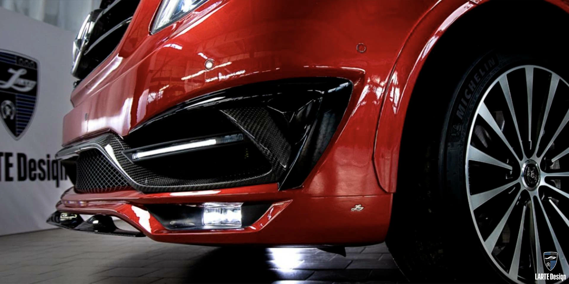 Kaufen Sie einen Frontstoßstangen-Splitter aus Carbonfaser für Mercedes-Benz V-Klasse W447 Jupiterrot V250d L Executive 4Matic