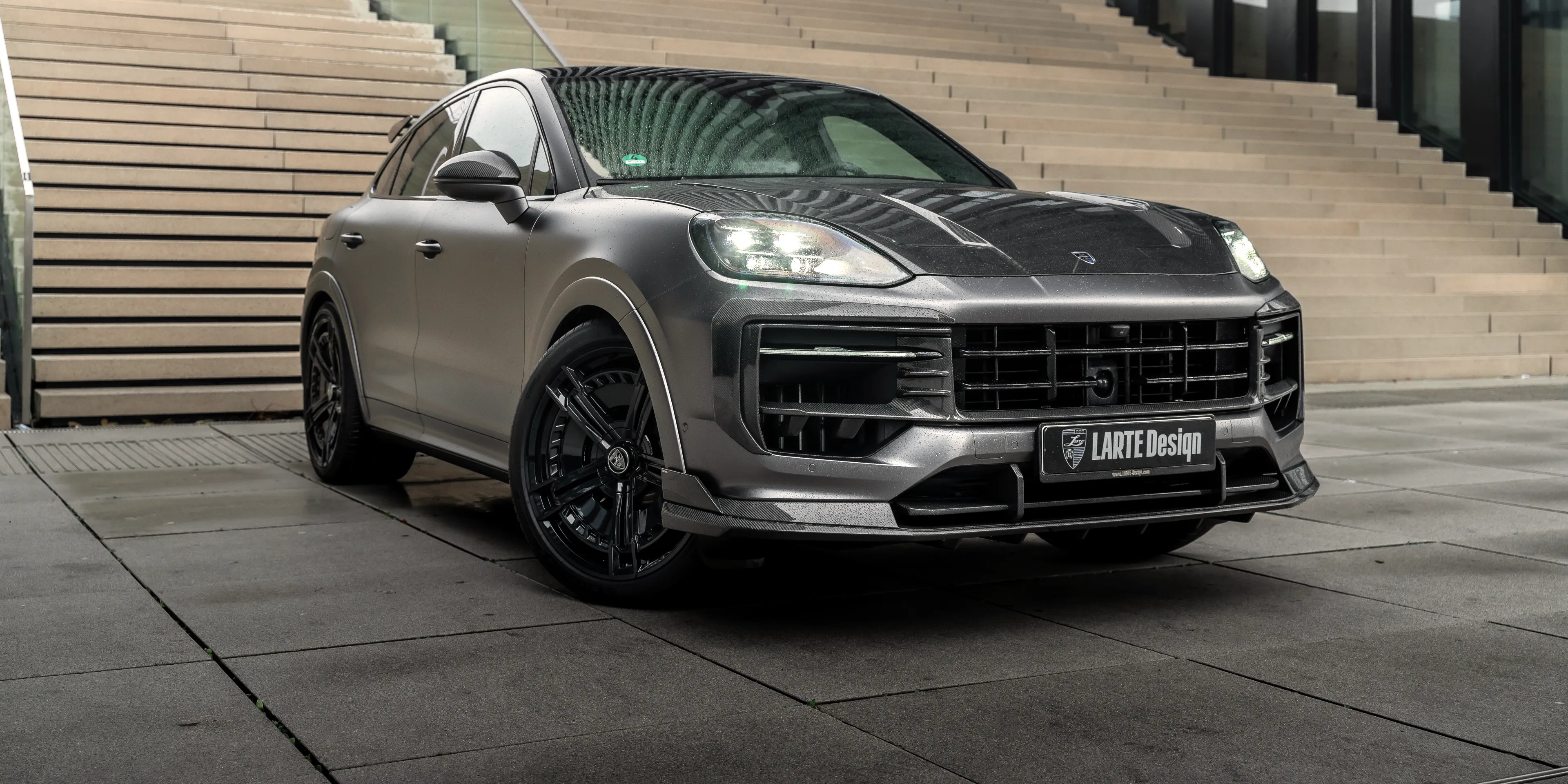 Getunter Porsche Cayenne S Coupé mit innovativem Raddesign und Bodykit.