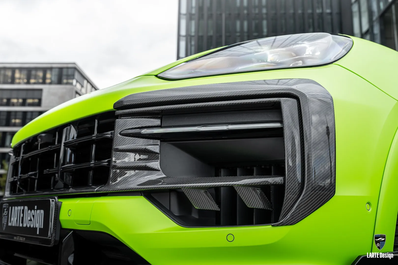 Front bumper grille for Porsche Cayenne improves vehicle cooling.