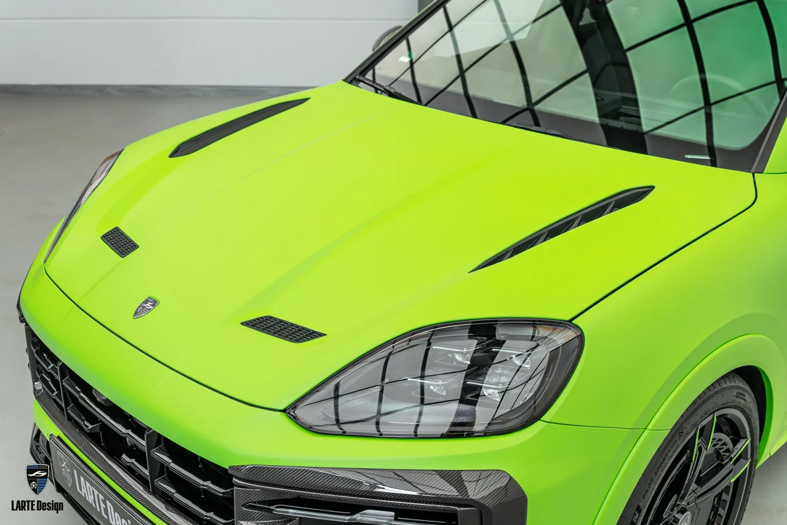 Lightweight Porsche Cayenne hood for extra performance and sleek design.