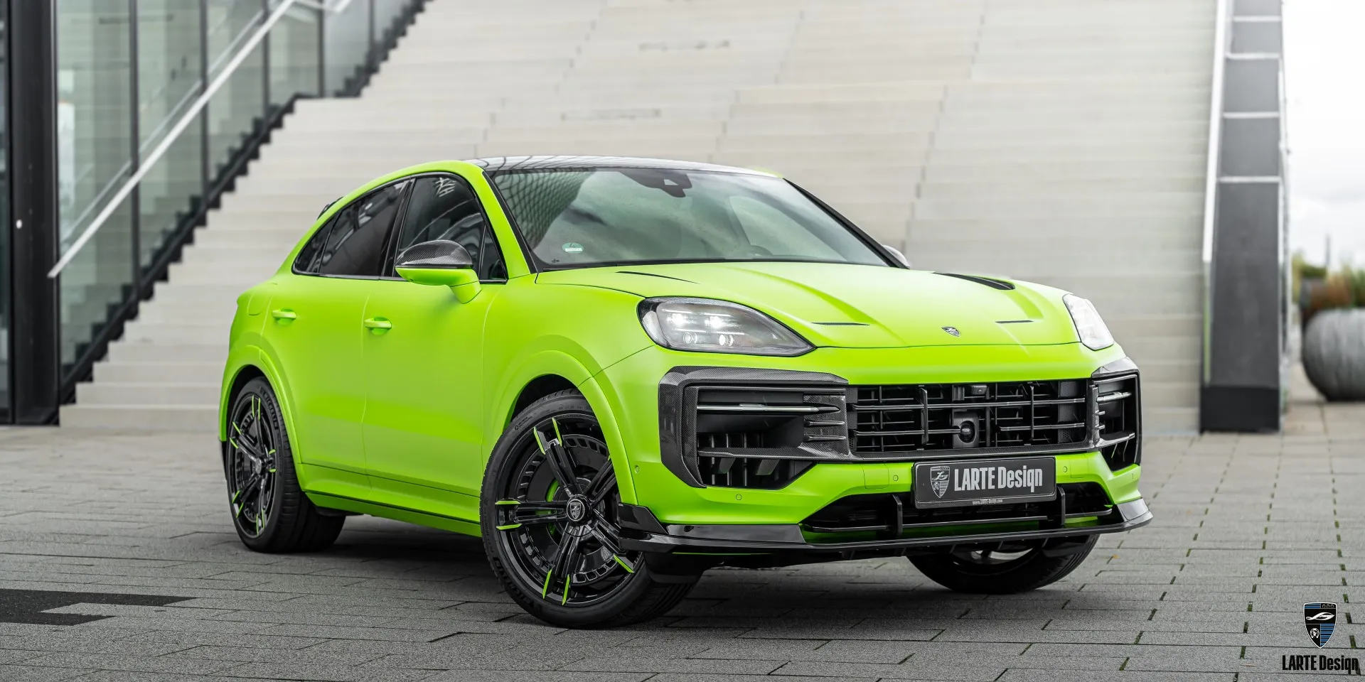 Aerodynamisches Aero-Kit von Larte Design für Porsche Cayenne mit aggressivem Frontsplitter.