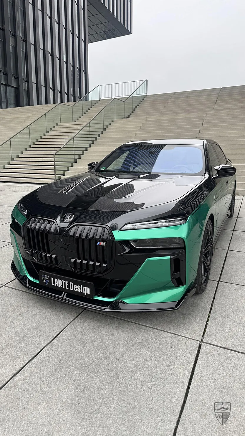 BMW 7er Frontansicht mit Carbon Bodykit und grünen Akzenten von Larte Design