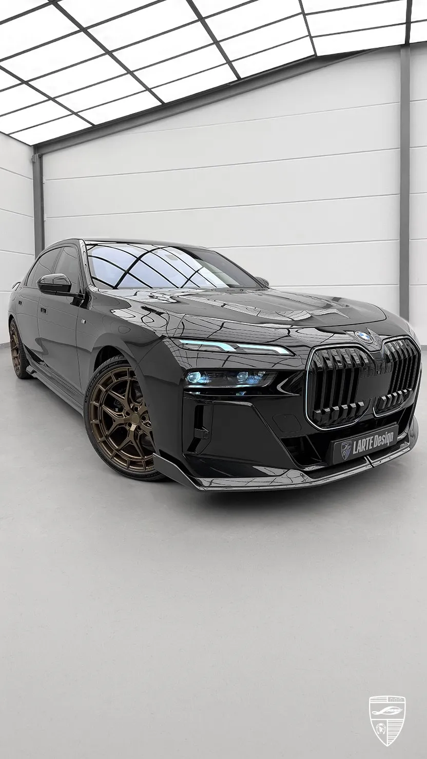 BMW 7er G70 Frontansicht mit luxuriösem Styling und markanten Scheinwerfern
