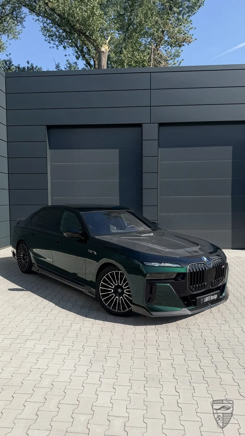 BMW 7er i7 in Dunkelgrün mit individuellem Luxus-Exterieur-Styling